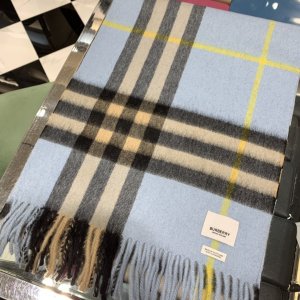 Burberry 柔软的触感带来极致的温暖和舒适 经典款围巾 30*168cm 100%羊绒