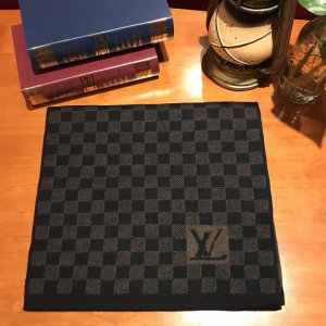 Louis Vuitton 男士围巾 30*168cm 100%羊毛 这款柔软的针织围巾以休闲的手法诠释了Louis Vuitton经典的棋盘图案，温暖和时尚共存 秋冬最佳选择 棋盘格子～咖啡