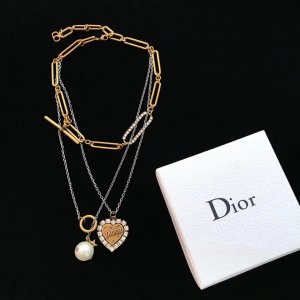 Dior 绝对的美物！！爱心链条多层项链 zg一比一材质 精工之作 zp黄铜材质 相当的个性时尚 也是超级百搭 整体设计非常有层次高 这种项链本身就是潮单酷范十足 平时搭配休闲装都很加分 这款链条配件特别多 非常费手工耗时间 喜欢一早早下单