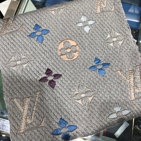 Louis Vuitton 七彩围巾 30*170cm 85%羊毛15%真丝 Rainbow 围巾采用提花工艺织就全幅字母和经典花卉，厚实羊毛底布更添融融暖意。 - Click Image to Close