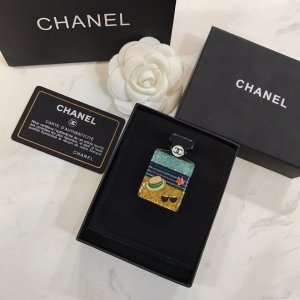 Chanel Chanel树脂香水瓶双C logo 胸针 简约高级Chanel风 满满的气质 上身效果超棒 给简约的衣服来个装饰吧 超美 必入款