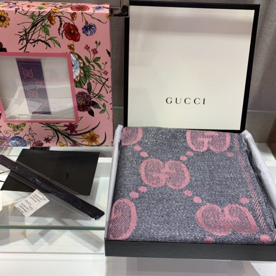 最新爆版 Gucci 闪耀提花～粉灰 45*195cm 96%羊毛2%聚酰胺2%金属纤维 原单品质 - Click Image to Close