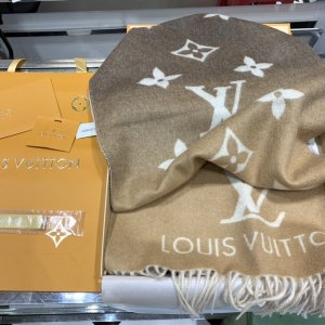 Louis Vuitton 最新限量版米黄羊绒围巾 米色驼色咖啡色三个颜色渐变 很温柔很有气质 超级显气质 背面是米黄色 非常百搭 适合沉闷的冬天 配大衣好看极了 45*180cm 100%羊绒