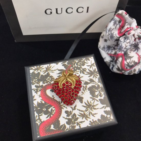 Gucci 最新限定系列 草莓胸针 黄铜做旧款 镶嵌施 华 洛水晶 可盐可甜 高级颜值担当 必收！ - Click Image to Close