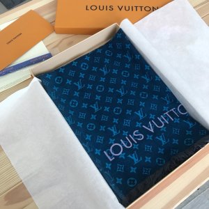 Louis Vuitton 字母渐变 120*180cm 100%羊绒 以朦胧效果呈现Louis Vuitton经典Monogram图案，这款时尚配饰的宽阔尺寸，予人舒适而惬意的温暖感觉