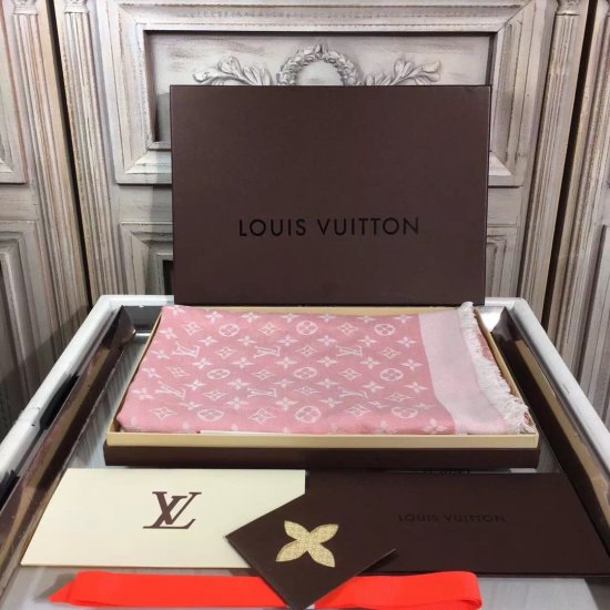 Louis Vuitton 原单好货 140*140cm 整体印有monogram 图案 少有的经典之作 60%真丝 40%羊毛 赋予这款细腻柔软的手感 字母提花～粉色 - Click Image to Close