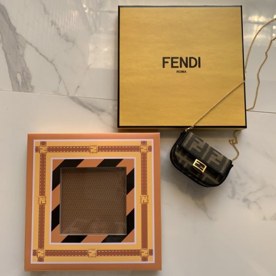 Fendi 罗马假日～咖色 90*90cm 100%真丝 原单品质 - Click Image to Close