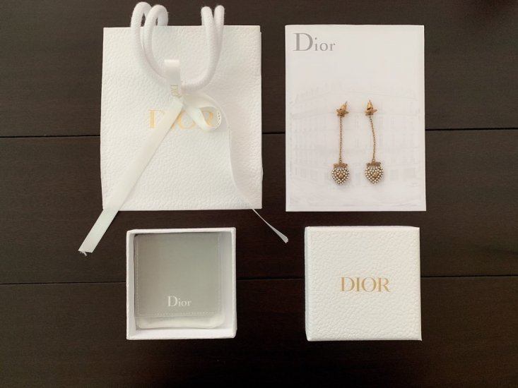 Dior 最字母满钻爱心长耳吊 zp一样材质 黄铜施华洛世奇水晶定制 logo 清晰可见 做工精良 色彩超级洋气百搭 - Click Image to Close