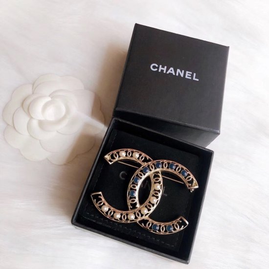 xx397 Chanel Chanel 2019年秋冬新品 蓝白双C镂空胸针 经典耐看 双C独特设计 原版一致黄铜材质 - Click Image to Close