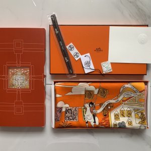 Hermes140披肩采用经典山羊绒和真丝混纺面料，柔软轻盈，佩戴方便，它是寒冷时分和微冷夜间的理想伴侣，为您提供呵护。霓彩丝邸～橙色，140*140cm，70%羊绒30%真丝，原单品质全套