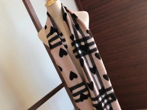 情人节献礼Burberry with love 系列 冬日臻爱献礼 为爱准备的 纯羊绒材质 抵御寒冷 柔软的触感 浓浓暖意来袭 精致的爱心图案设计 别致 专柜最新包装 送礼佳品 30*168cm 9