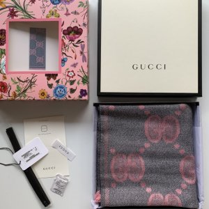 最新爆版 Gucci 闪耀提花～粉灰 45*195cm 96%羊毛2%聚酰胺2%金属纤维 原单品质