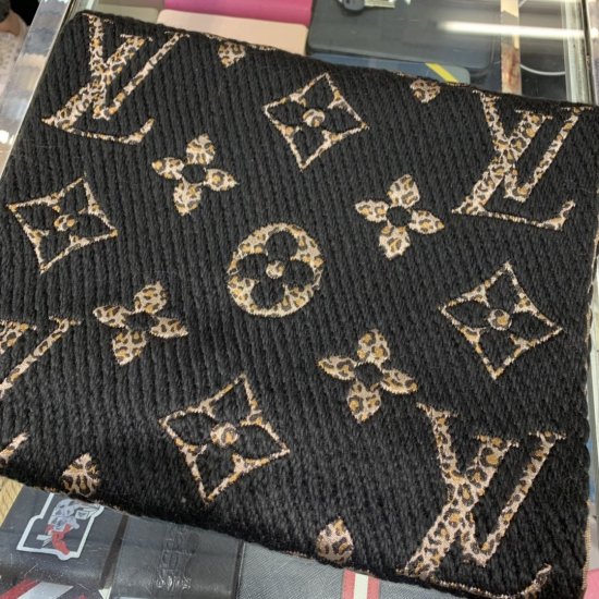 Louis Vuitton 豹纹羊毛长巾 40*175cm 74%羊毛26%真丝 大幅软羊毛铺陈底料，运用提花工艺织就欧根纱，以动物印花呈现 Monogram Giant 图案，为经典设计演绎潮流焕新。 - Click Image to Close