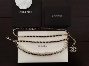 Chanel 黑皮珍珠3层腰链 绝对美爆 这款腰链非常简约 但是超级百搭 日常佩戴也绝对ok 采用穿皮设计 成熟大气 中间一根采用珍珠搭配 非常气质 尾部链条点缀经典logo 奢华大牌感扑来