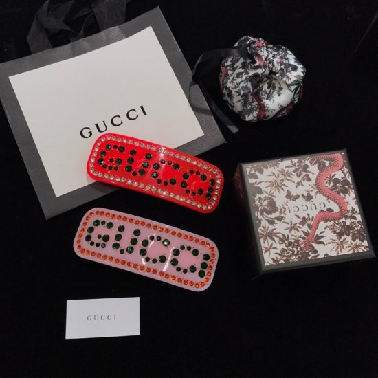 Gucci逆天颜值再次牛轰轰的创造新品啦 ！树脂发夹水晶字母 logo边钻 超闪超美的单品和设计 让你瞬间女神范儿十足 气质优雅提升的必备神器.发夹． - Click Image to Close