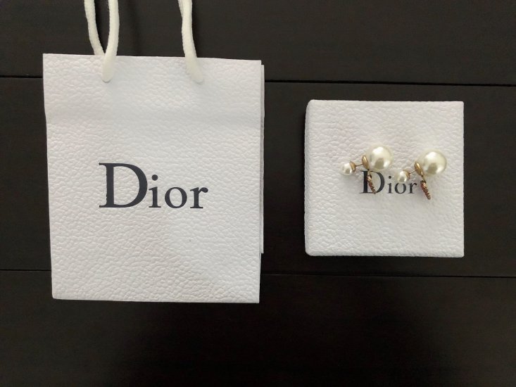 Dior 后挂爱心珍珠耳钉 做工细腻 优雅气质 低调不失奢华[嘴唇] zp打造 完美复刻 细节足以体现它的质感 佩戴效果更是赞 不管什么场合佩戴 绝对 ok - Click Image to Close