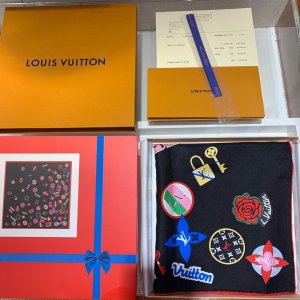 Louis Vuitton 方巾将当代Pop Art创意与经典元素相融合，个性十足。装饰元素包括挂锁与钥匙，以及Monogram Flower图案。神似Monogram帆布面料的底色质地，与本季皮具、配饰与鞋履相呼应的设计主题。90*90cm 100%斜纹