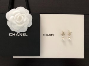 Chanel 麻花珍珠耳环 yuan版黄铜材质 925纯银针 自购zp打板 这款做工也是比较复杂 2颗珍珠之间还有一圈独特设计 增加了宝贝的视觉美感 高工艺水平 保色时间长久 zp色绝对时尚大牌