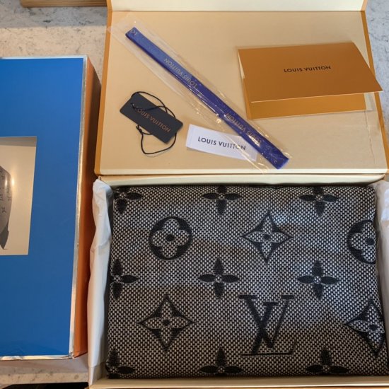 Louis Vuitton 席纹字母 140*140cm 原单品质 40%真丝60%羊毛 以Monogram图案搭配织造纺料，带来独特质感，手感轻盈温暖 - Click Image to Close