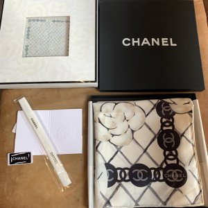 Chanel 高雅 简约 精美 90*90cm 100%斜纹真丝 原单品质