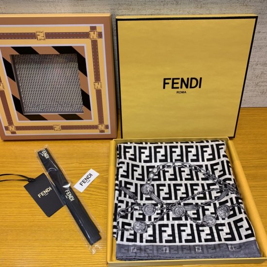 Fendi 罗马锁链～灰色 90*90cm 100%真丝 原单品质 - Click Image to Close