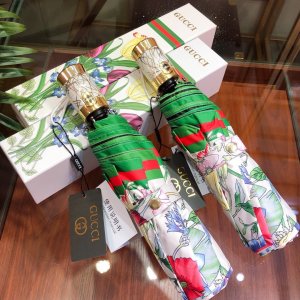 Gucci 专柜夏季新款 全自动折叠晴雨伞 新涂层技术深色伞布 带来令人惊喜的遮光效果 美丽的花卉图案繁花似锦 唯美的田园花卉