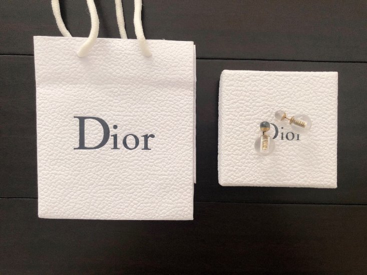 Dior 透明树脂 字母内刻 大小珠系列耳钉 延续了以往大小珠系列的精髓 再加上标志性字母元素 整体搭配起来的效果非常赞 最关键这款是透明树脂 对产品要求更加高 报废率也很高 这款真的要入手 - Click Image to Close