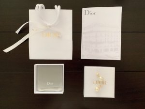 Dior 升级版大小珠系列耳钉 延续了以往大小珠系列的精髓 再加上标志性星星元素点缀 整体搭配起来的效果非常赞 这款真的超级白搭 日常佩戴很ok