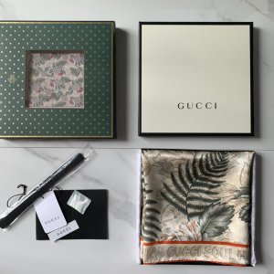 Gucci 夏威夷～杏色 巧妙融入焕新演绎的经典夏威夷风格印花，粉色面料上呈现繁茂的棕榈叶和鲜艳的红掌花，为围巾注入生动鲜活的魅力 90*90cm 100%真丝 原单品质