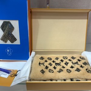 Louis Vuitton 水貂豹纹 13*106cm 由奢华、柔软而厚实的水貂毛裁制而成，造型实用，绕于颈间，温暖舒适。个性十足，可为冬季造型增添探险气息。饰有豹纹印花背景，无论单独佩戴抑或搭配同系护耳与手套，均可展现精致美感。