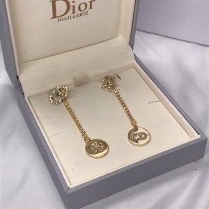 代购级别19春季迪奥Dior 耳环超级简单的耳环 CD标志性logo， 三叶草满钻链耳环 浅金色镀层厚金 喜欢耳环的这款必备 尺寸佩戴最适合的大小 大方 优雅