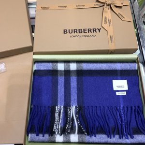 Burberry 柔软的触感带来极致的温暖和舒适 经典款围巾 30*168cm 100%羊绒