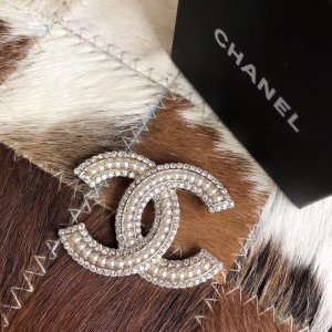 Chanel Chanel 2019年秋冬新品 珍珠水晶双C胸针 经典百搭的设计风格十分诱人 又一必入款诞生 超美腻！360度无死角 人手必备的单品胸针 原版一致材质