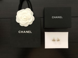 Chanel 小双c 钻石耳钉 zp黄铜材质 925银针 这款设计非常简约 通勤百搭必备单品