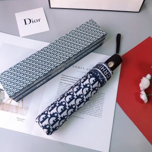 Dior 简单方便 展现档次与品位 新涂层技术伞布 带来令人惊喜的遮光效果 让防晒及隔热性能更优保障 伞骨的好坏 决定一把雨伞品质好坏 伞架材料由合金伞杆 碳纤维伞骨制成 坚韧度非常强