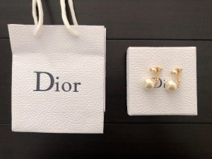 Dior 后挂珍珠耳钉 做工细腻 优雅气质 低调不失奢华[嘴唇] zp打造 完美复刻 细节足以体现它的质感 佩戴效果更是赞 不管什么场合佩戴 绝对 ok