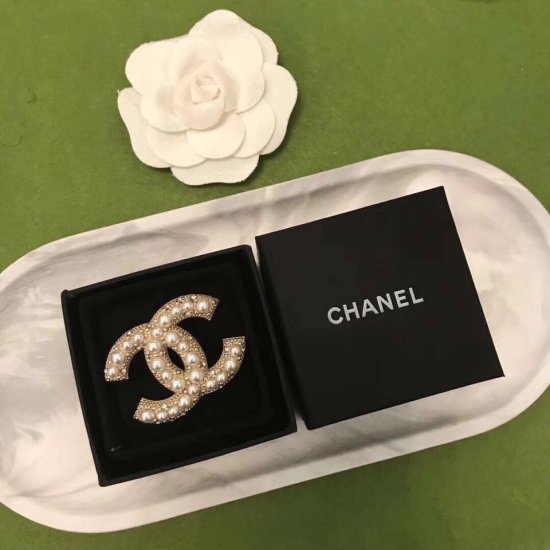 Chanel 米珠胸针！施华洛珍珠正品黄铜材质！这种简单的款式必须入 又大方得体。纯手工出品 高级定制！胸针 - Click Image to Close