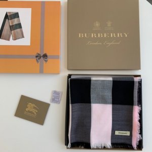 Burberry 轻盈格纹～粉色 200*70cm 精湛纱织工艺，缔造轻盈质感