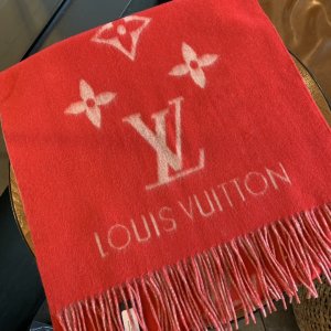 Louis Vuitton小披肩 每年年底专柜必定会断货 众明星同款 时尚界人手一条 小披肩 围巾 45*180cm 100%羊绒 小身材大作用 怎么时尚怎么用 绝对百搭款