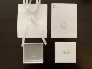 Dior 大小珍珠戒指 ZP黄铜材质 简约不失大气 2颗珍珠大小设计 更有层次感 最重要的事开口设计 不用担心尺码 更便于佩戴 实物真的超级美