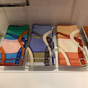 Hermes 马术带扣 140*140cm 70%羊绒30%真丝 细腻柔和的色彩搭配 更好搭配各类服饰