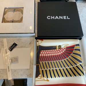 Chanel 摩登女郎～米色 高雅 简约 精美 90*90cm 100%斜纹真丝 原单品质