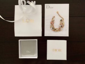 Dior 隆重介绍这款多彩粉晶手链 首先这款颜色搭配超级好看 绝对百搭 其次这款采用3层设计 超级灵动 再看细节 链条上还有经典字母穿插 每个字母都是灵活的 品质超好 当然看图就知道做工很复杂 很废时间 简直美爆了