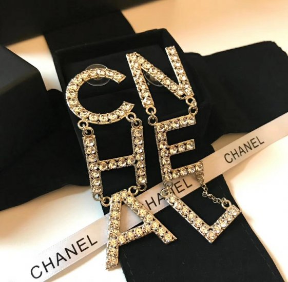 Chanel Chanel 字母 长款 施华洛世奇水晶 流苏 耳钉原版品质，纯银针 超级漂亮，进入专柜 压力，高级版本，不需多作介绍，几乎秒抢 - Click Image to Close