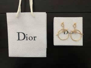 Dior 超级简约的圆形耳环 经典字母元素搭配 几何线条组合 非常的简约个性 百搭单品 这款真的超级推荐 佩戴效果美赞 一年四季必备