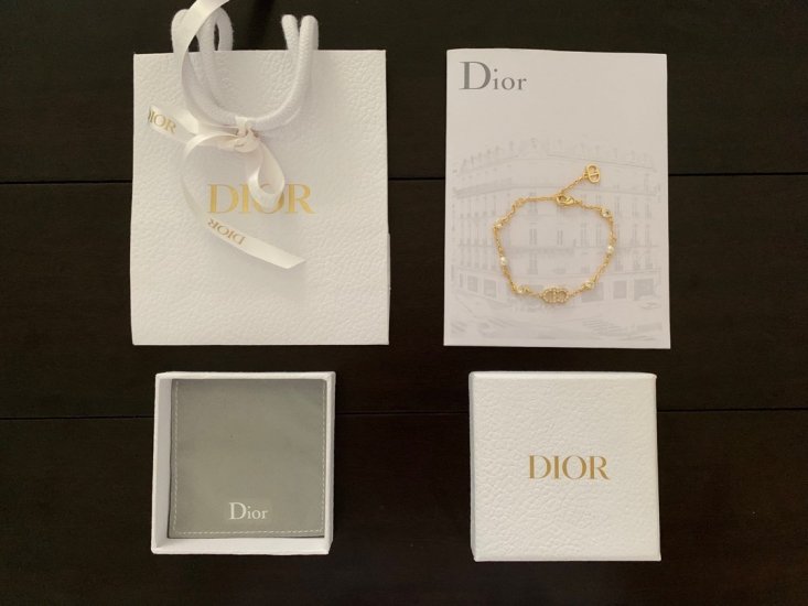 Dior cd镶钻手链 迷你cd字母 zp打造 小巧精致 低调奢华 满足各种服装搭配 这款个人非常喜欢 佩戴时尚简约不夸张 却效果很赞 精致设计绝对是百搭单品 - Click Image to Close