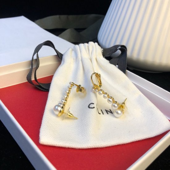 Celine/耳钉PRECLOUS新品 简单时尚耳钉耳环专柜一致黄铜材质电镀18k金 珍珠为天然珍珠价格昂贵 每颗大小均不一 每一批异形珍珠可利用率非常少 每颗都需要经过精心挑选而制 所以价格也不便宜哟！火爆款出货 设计独特 复古前卫 美女必备款！ - Click Image to Close