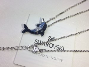 爆款Swarovski施华洛世奇海豚项链 亚金电镀18k白金 海豚水晶项链 这款惊艳夺目的项链缀有一枚密镶仿水晶的海豚吊坠，让您全情投入夏日的怀抱海豚寓意和平与爱 愿做一只海豚陪伴你左右 万物皆美好