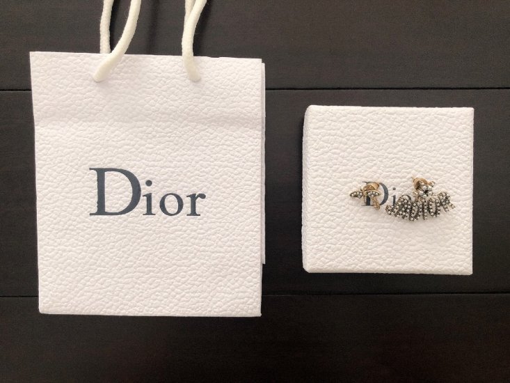 Dior 不对称 JADIOR蜜蜂款耳钉 zp一样材质 S925银针 logo 清晰可见 做工精良 最关键的珍珠搭配复古金色 超级洋气百搭 也是很重工 明星同款 佩戴效果超级赞 - Click Image to Close