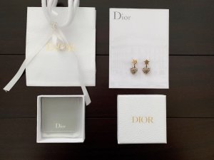 Dior 字母满钻爱心耳钉 zp一样材质 黄铜施华洛世奇水晶定制 logo 清晰可见 做工精良 最关键的色彩超级洋气百搭 超级大牌感